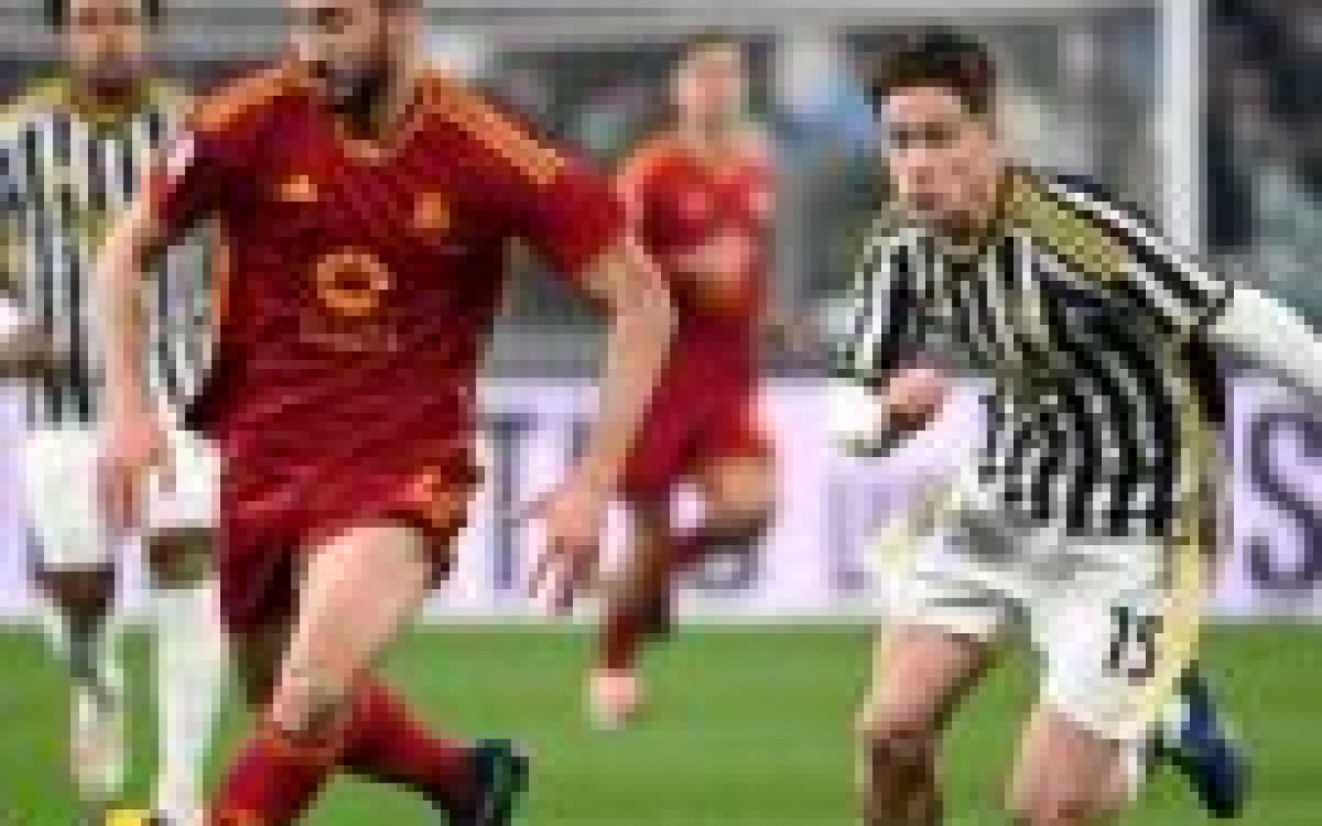 Roma's Italian midfielder #04 Bryan Cristante (L) runs with the ball ahead of Juventus Turkish forward #15 Kenan Yildiz (R) during the Italian Serie A football match between Juventus and Roma at the Allianz Stadium in Turin, on December 30, 2023. (Photo by Isabella BONOTTO / AFP) (Photo by ISABELLA BONOTTO/AFP via Getty Images)