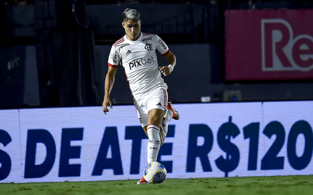 Luiz Ara&uacute;jo protagonizou dois lances que gerou muita reclama&ccedil;&atilde;o da torcida para a arbitragem