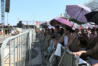DJs abrem show da Madonna e agitam as areias da praia de Copacabana 