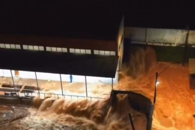 RS: vídeo registra momento em que dique extravasa em São Leopoldo