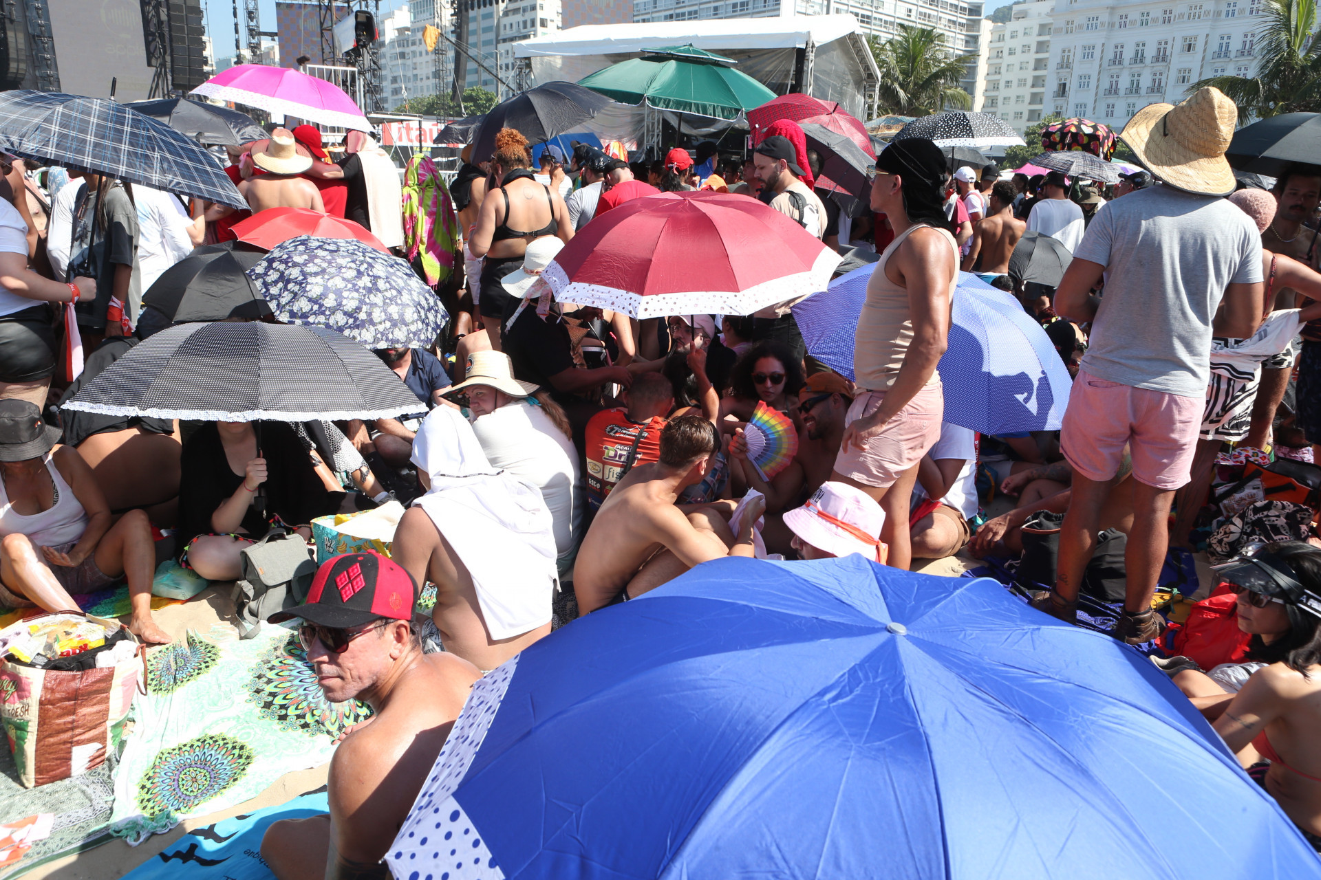 Movimentação de fãs em Copacabana para o show da Madonna, neste sábado (4). - Cleber Mendes/Agência O Dia
