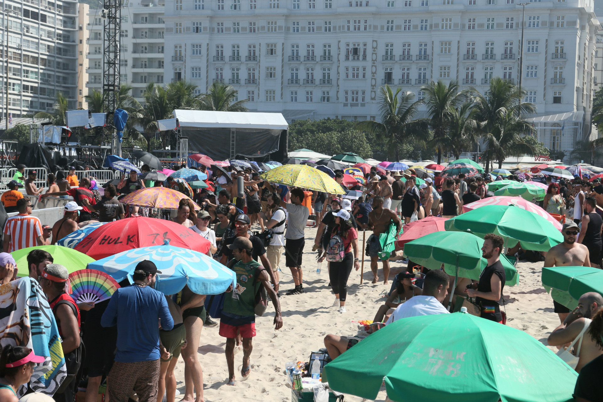 Movimentação de fãs em Copacabana para o show da Madonna, neste sábado (4). - Cleber Mendes/Agência O Dia