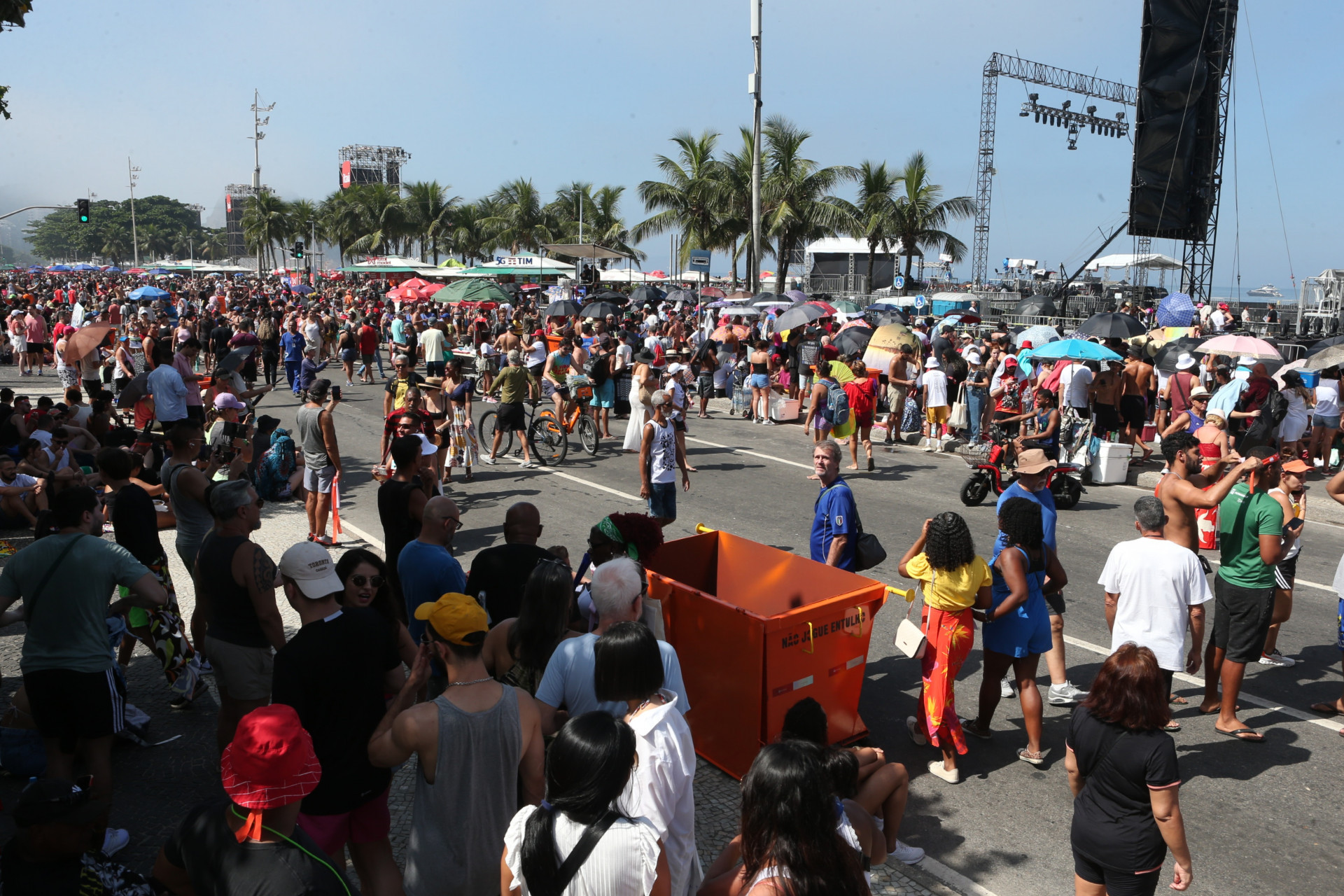 Movimentação de fãs em Copacabana para o show da Madonna, neste sábado (4). - Cleber Mendes/Agência O Dia