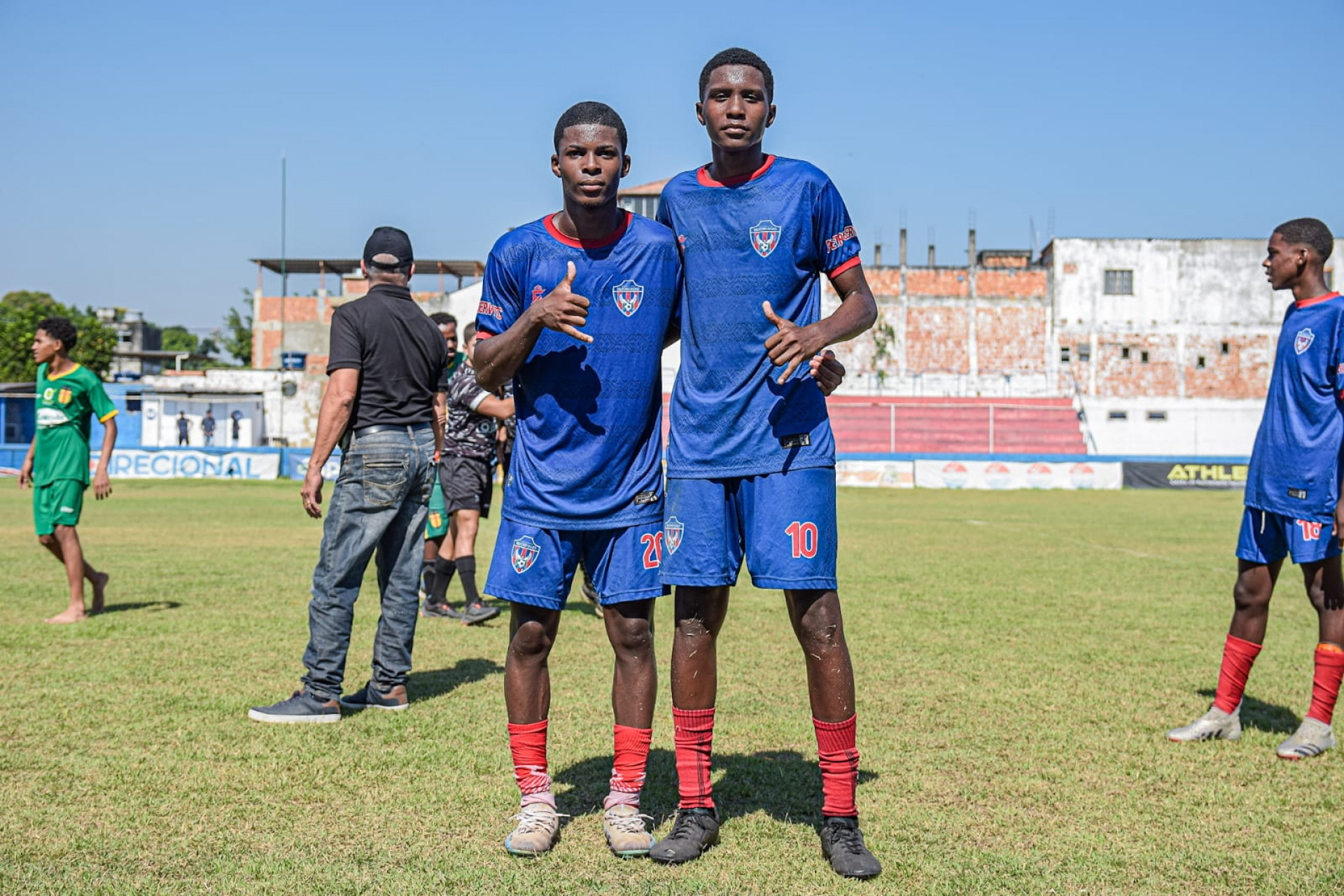 Os autores dos gols contra o Santa Cruz, o meia atacante Ryan (D) e o meia atacante Victor - Divulga&ccedil;&atilde;o / Isaac Tim&oacute;teo