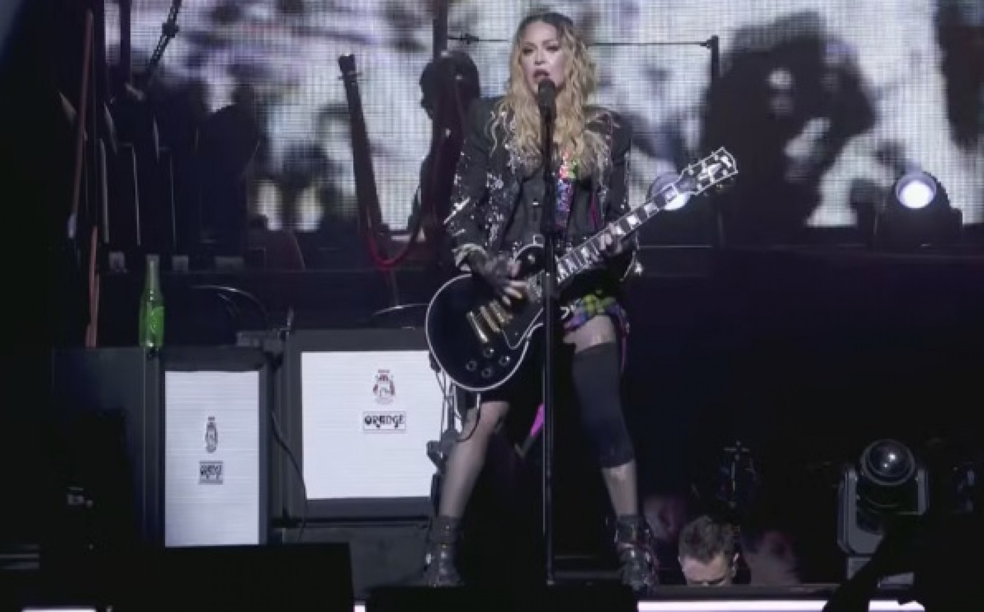 Madonna tocou guitarra em algumas m&uacute;sicas durante o show em Copacabana para del&iacute;rio dos f&atilde;s
 - Reprodu&ccedil;&atilde;o de TV
