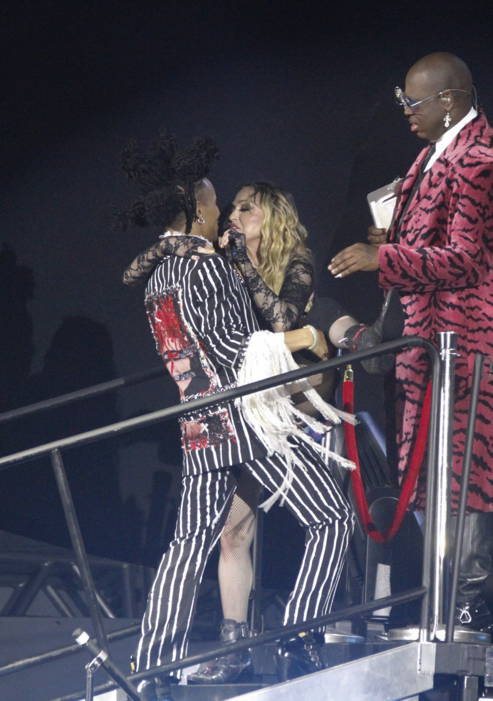 Madonna dança coladinha com bailarino em ensaio de show - Adão / Agnews
