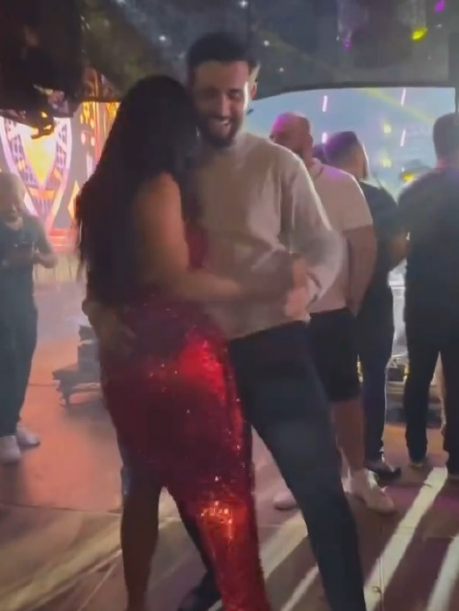 Matteus e Isabelle curtem show de Joelma em clima de romance - Reprodução de vídeo / X