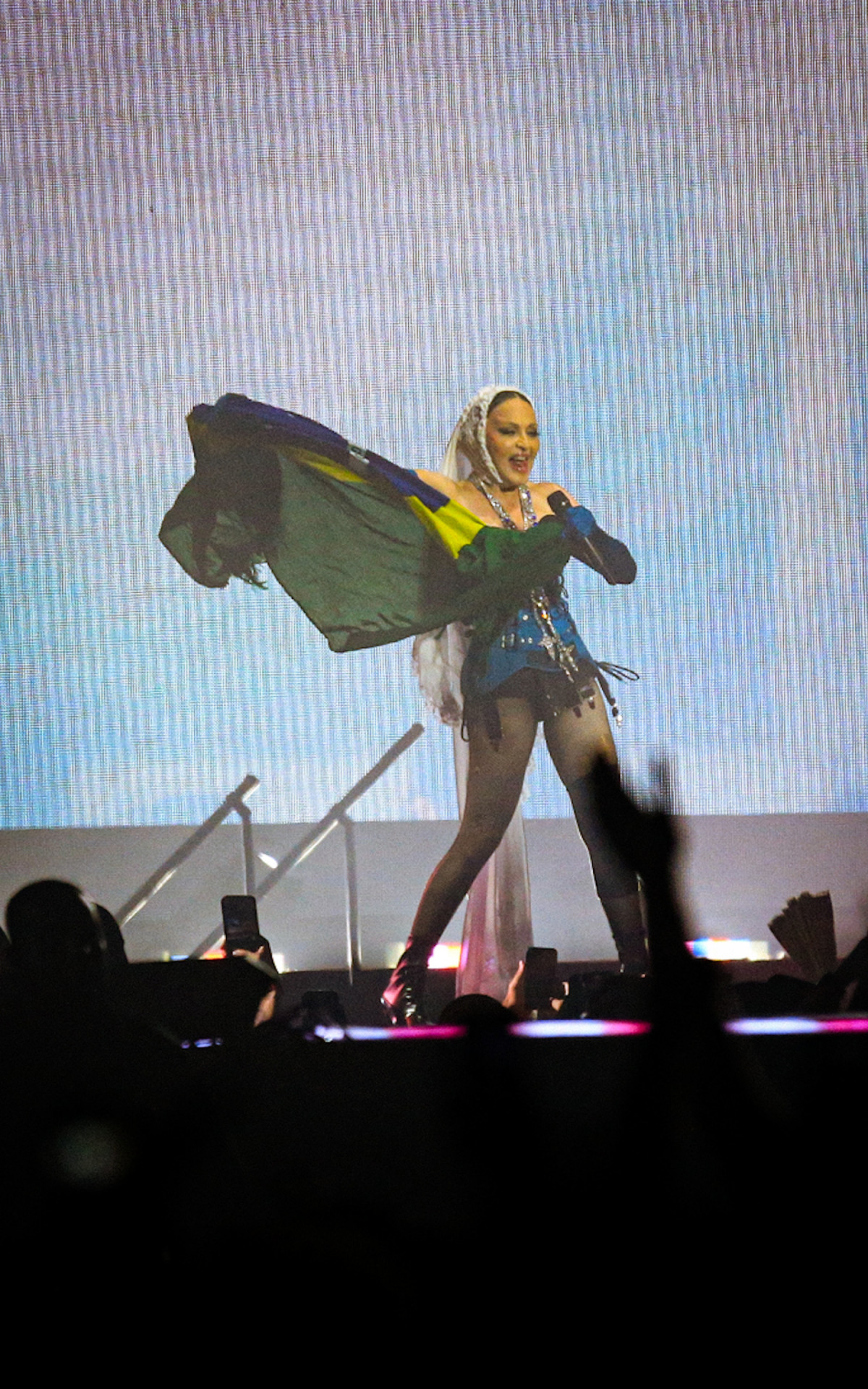 Madonna exibe a bandeira do Brasil durante show em Copacabana