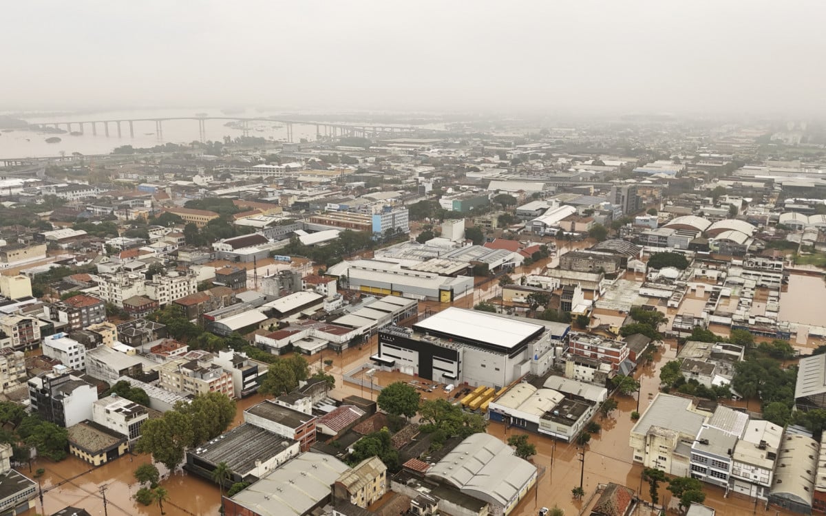 Vista aérea das ruas alagadas do bairro Navegantes, em Porto Alegre, no RS