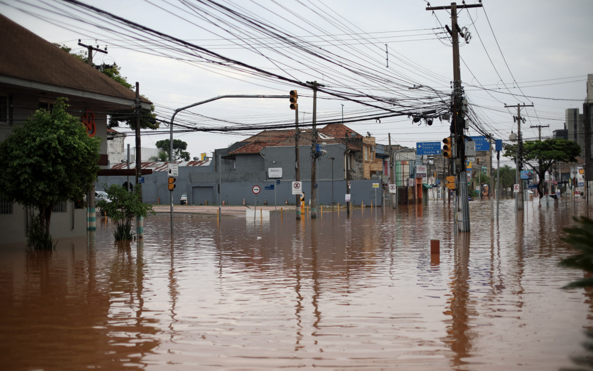 Vista de uma rua alagada no bairro São Geraldo, em Porto Alegre, RS - AFP
