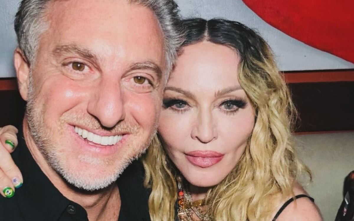Luciano Huck posa coladinho com Madonna