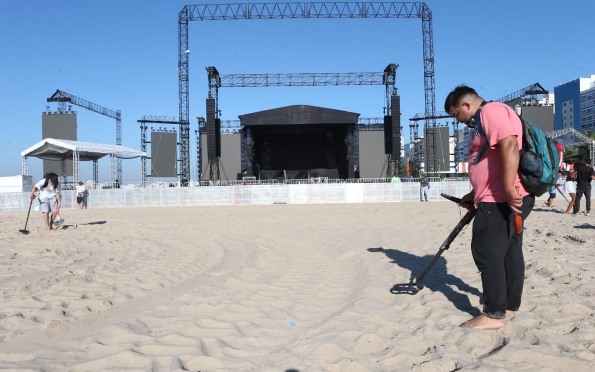 Bruno Gomes, de 32 anos, esteve na praia de Copacabana em busca de "tesouros" - Cléber Mendes/Agência O Dia