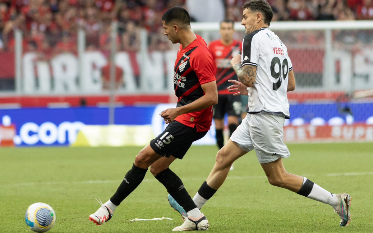 CURITIBA (PR), 05/05/2024 - Campeonato Brasileiro 2024 - Athletico Paranaense x Vasco da Gama - Mateo Gamarra e Vegetti durante a partida entre Athletico Paranaense e Vasco da Gama, válida pela quinta rodada do Campeonato Brasileiro 2024, disputada na Ligga Arena, em Curitiba, na tarde deste domingo, 05.