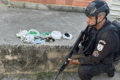 PM prende três traficantes com drogas e revólver no Gogó da Ema em Belford Roxo