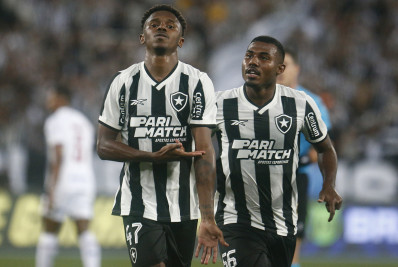Botafogo acerta compra Jeffinho, do Lyon, por mais de R$ 30 milhões