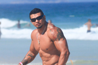 Gilson de Oliveira, ex-affair de Gracyanne Barbosa, exibe corpo sarado em dia de praia