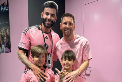 Gusttavo Lima celebra ao levar os filhos para conhecer Lionel Messi: 'Que honra'