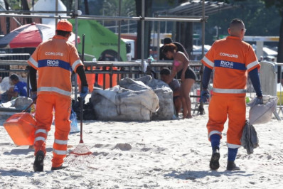 Nos 50 anos da Comlurb, garis exaltam orgulho com profissão e revelam desafios da rotina