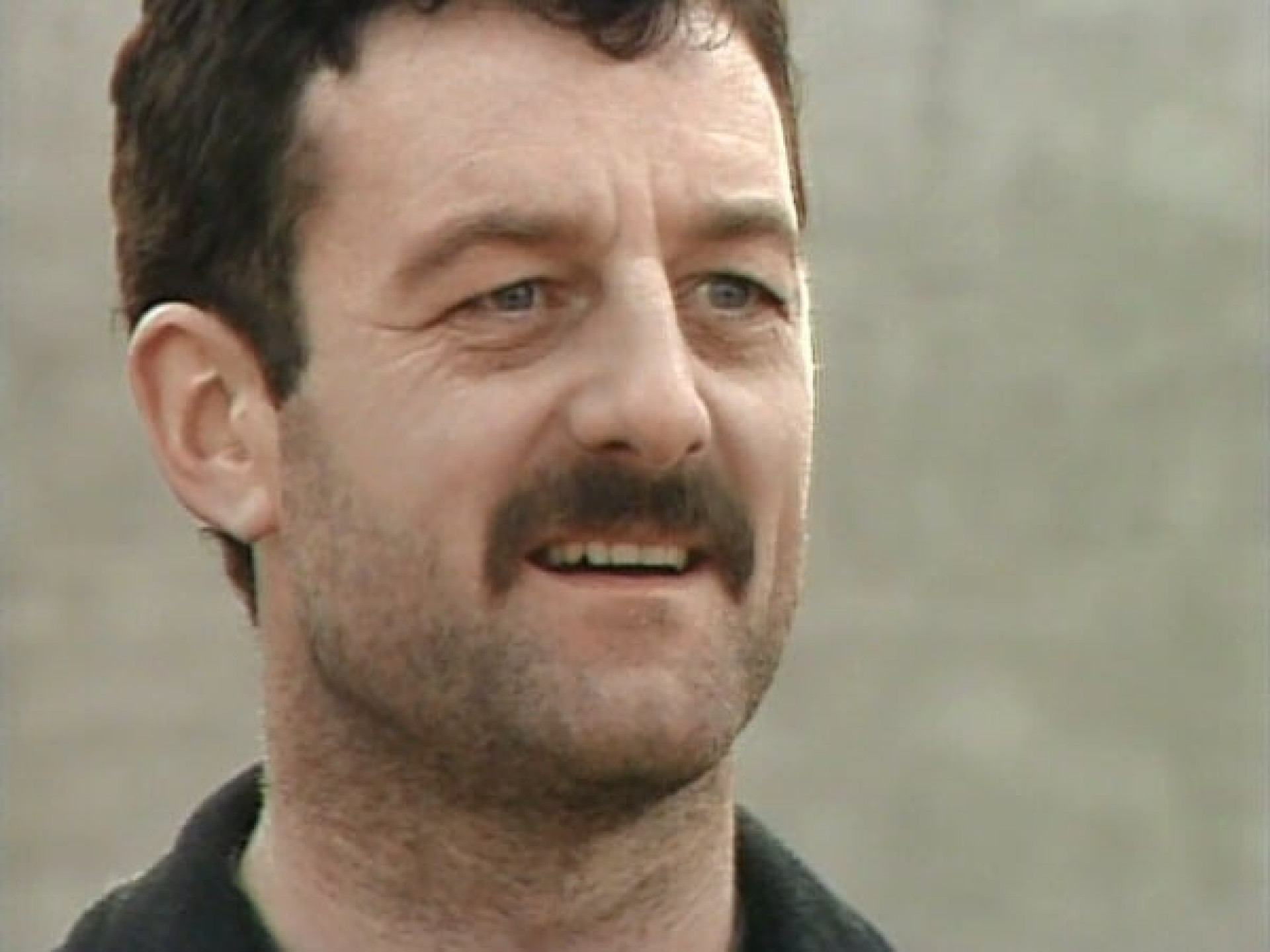Bernard Hill em Boys from the Blackstuff - Reprodução/Redes Sociais