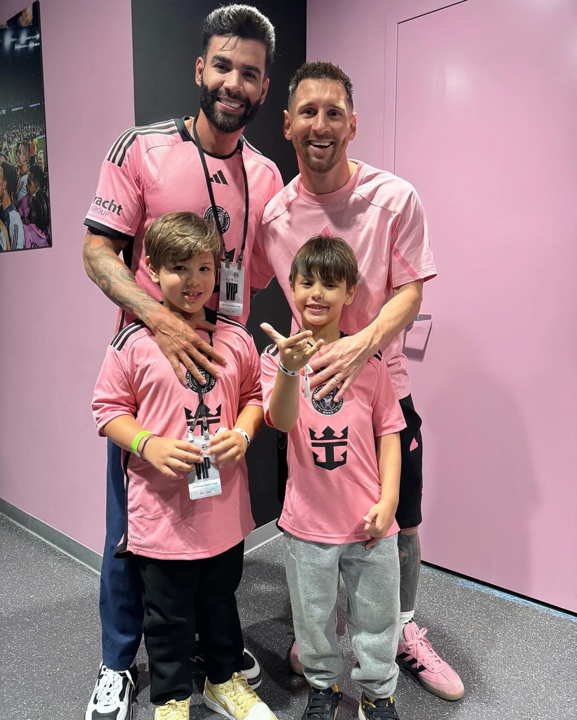 Gusttavo Lima celebra ao levar os filhos para conhecer Lionel Messi - Reprodução / Instagram 