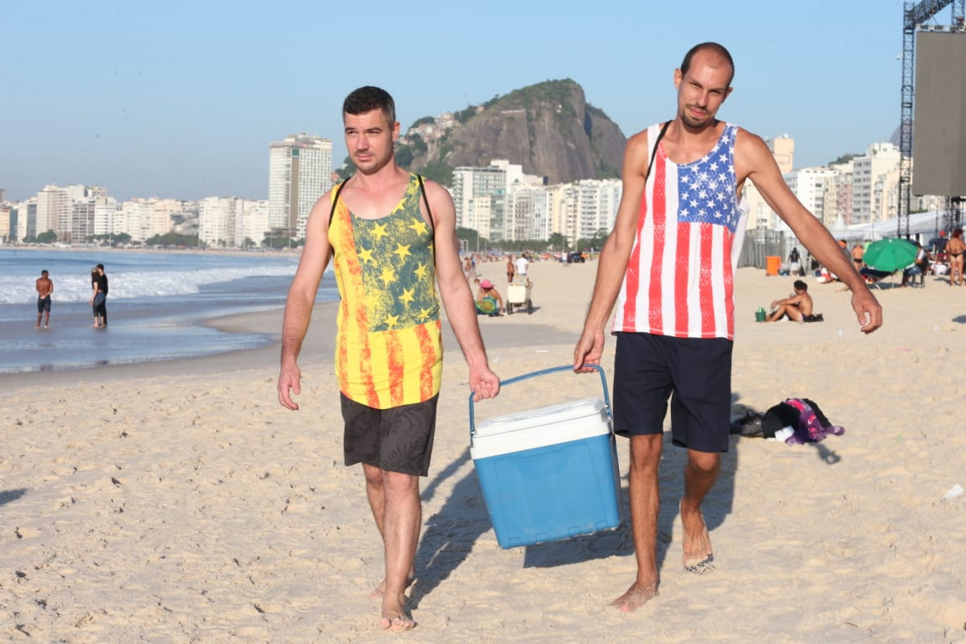 Jonathan Alves e o namorado Matheus Freitas emendaram o show e foram curtir a praia - Cleber Mendes / Agência O Dia