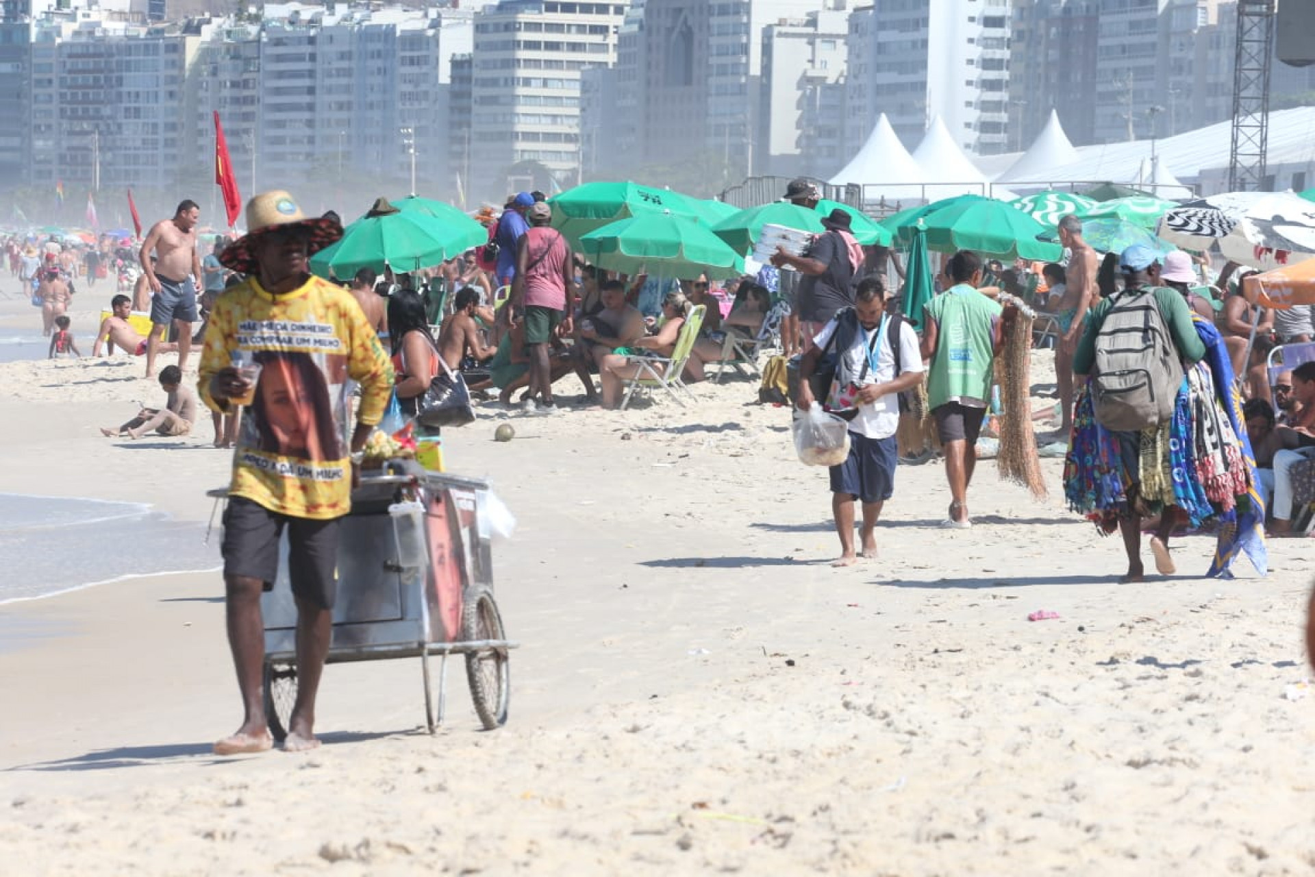 Praia de Copacabana amanheceu lotada de cariocas e turistas - Cleber Mendes / Agência O Dia