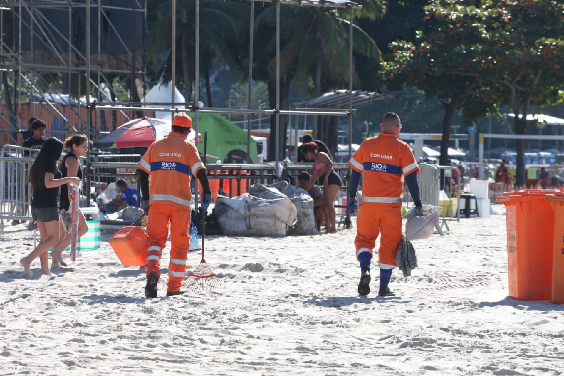 Profissionais da Comlurb aturam na limpeza da areia em Copacabana  - Arquivo / Agência O Dia