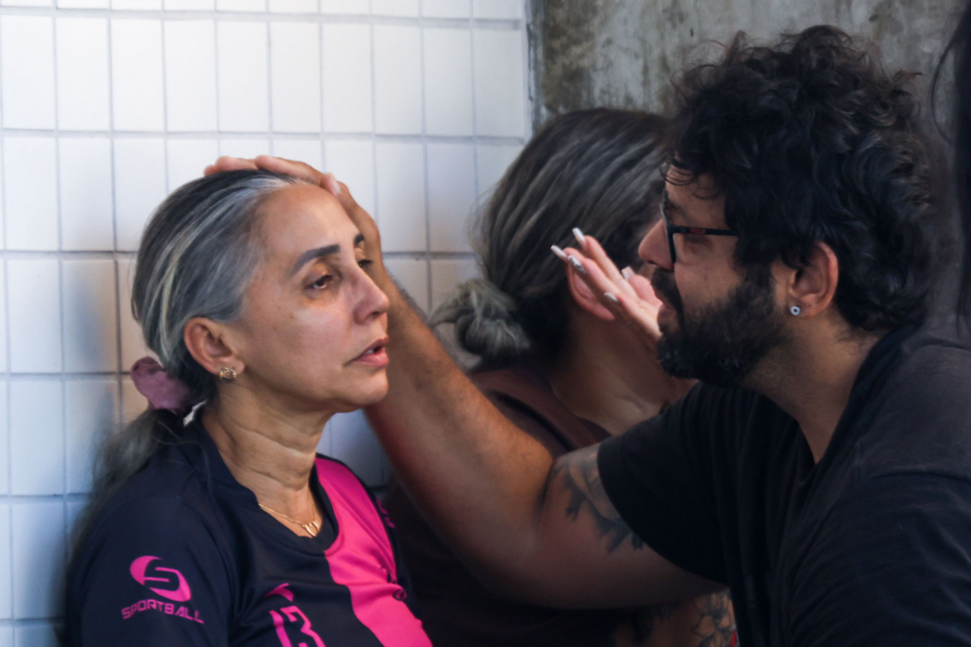 Familiares e amigos de Luis Felipe do Nascimento estiveram no IML para liberar seu corpo - Renan Areias / Ag&ecirc;ncia O Dia