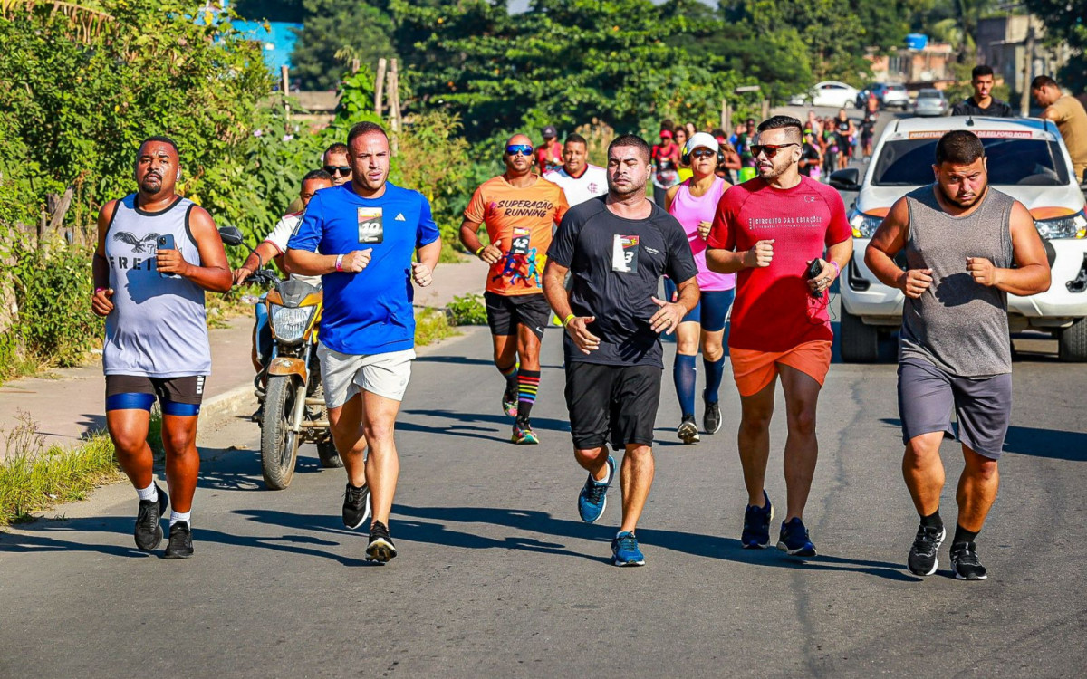 O secretário Matheus Carneiro e o vereador Igo Menezes participaram da Corrida e Caminhada do Trabalhador