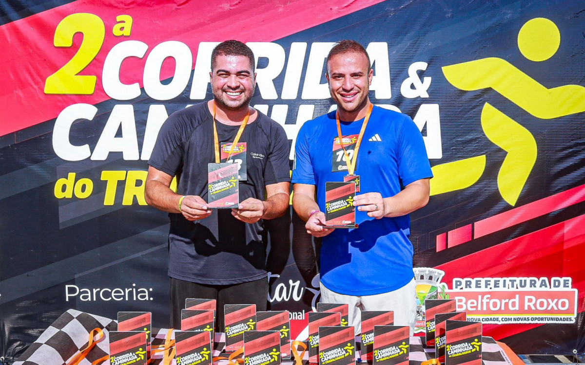 O vereador Igo Menezes e secretário Matheus Carneiro exibem o troféu conquistado na corrida