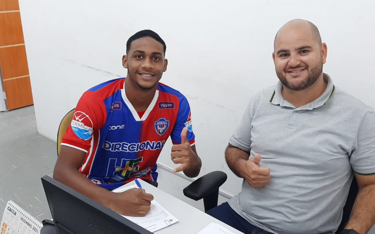 Nathan com o diretor jurídico do Belford Roxo assinando o seu primeiro contrato