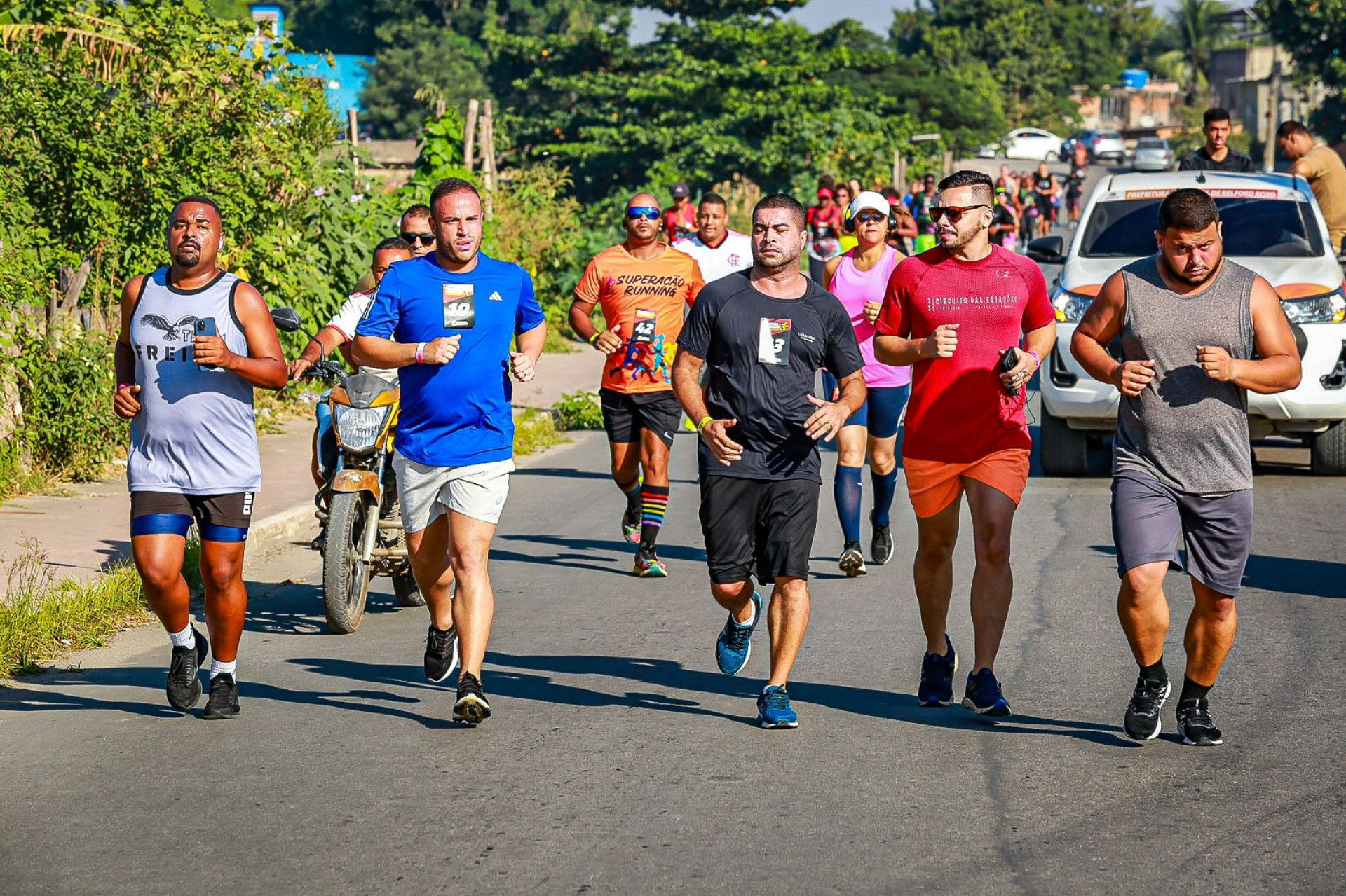 O secret&aacute;rio Matheus Carneiro e o vereador Igo Menezes participaram da Corrida e Caminhada do Trabalhador - Rafael Barreto /PMBR