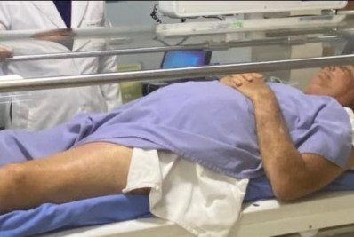 Bolsonaro está bem e deve ser transferido para hospital em Brasília, diz filho