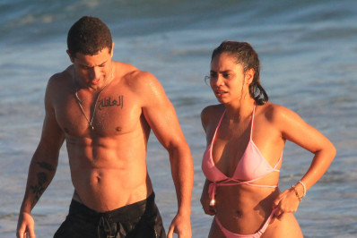 Lexa e Ricardo Vianna curtem dia de praia no Rio