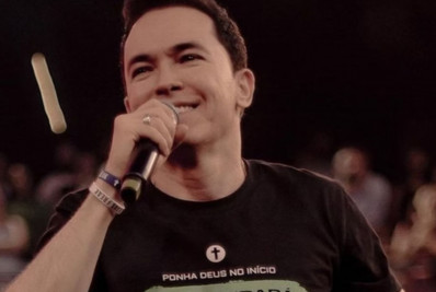 Em novo vídeo, pastor Lucinho afirma também ter beijado a boca do filho