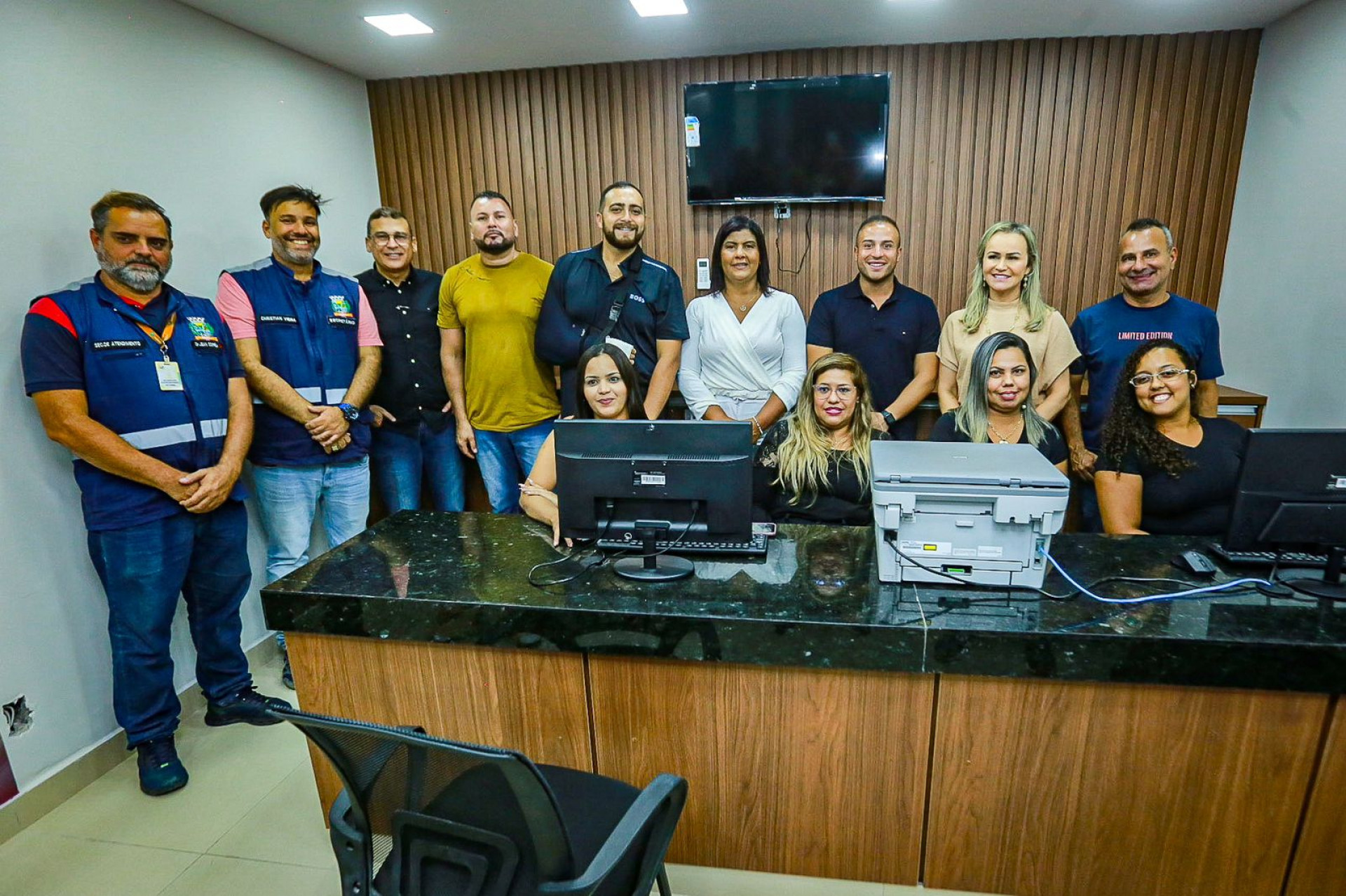 A  deputada federal Daniela do Waguinho, prefeito Waguinho (ambos &agrave; direita), secret&aacute;rios e representantes da Prefeitura na recep&ccedil;&atilde;o do CEO - Rafael Barreto / PMBR