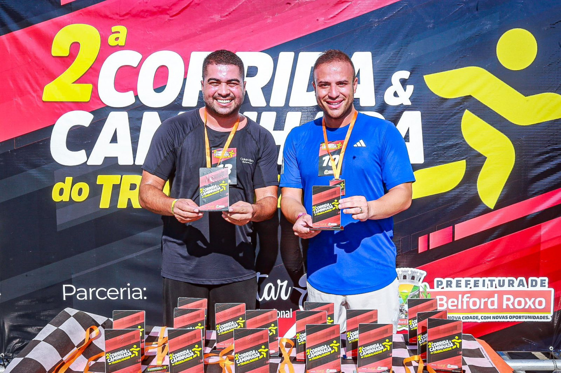 O vereador Igo Menezes e secret&aacute;rio Matheus Carneiro exibem o trof&eacute;u conquistado na corrida - Rafael Barreto /PMBR