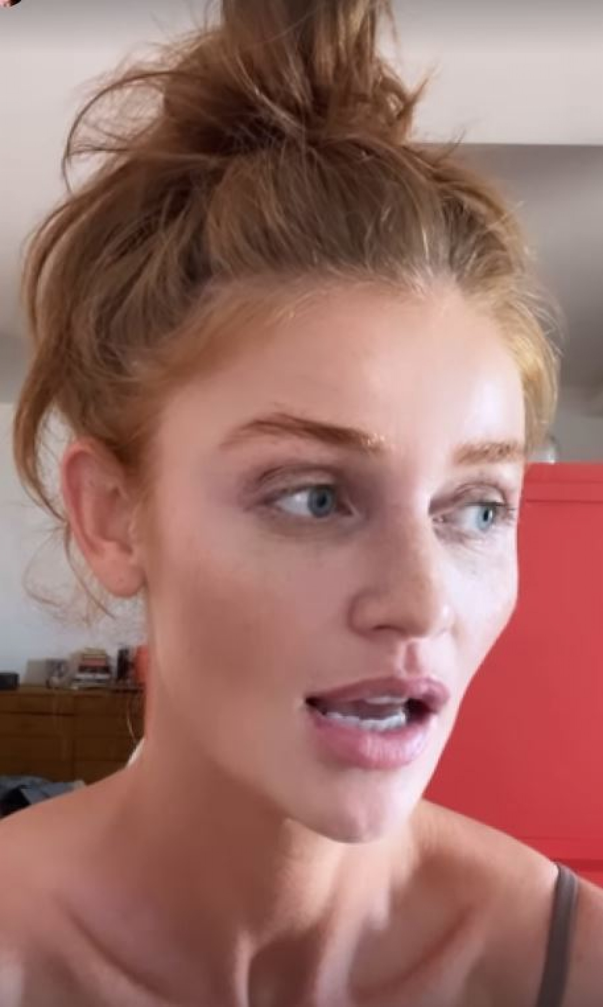 Cintia Dicker em reels do Instagram