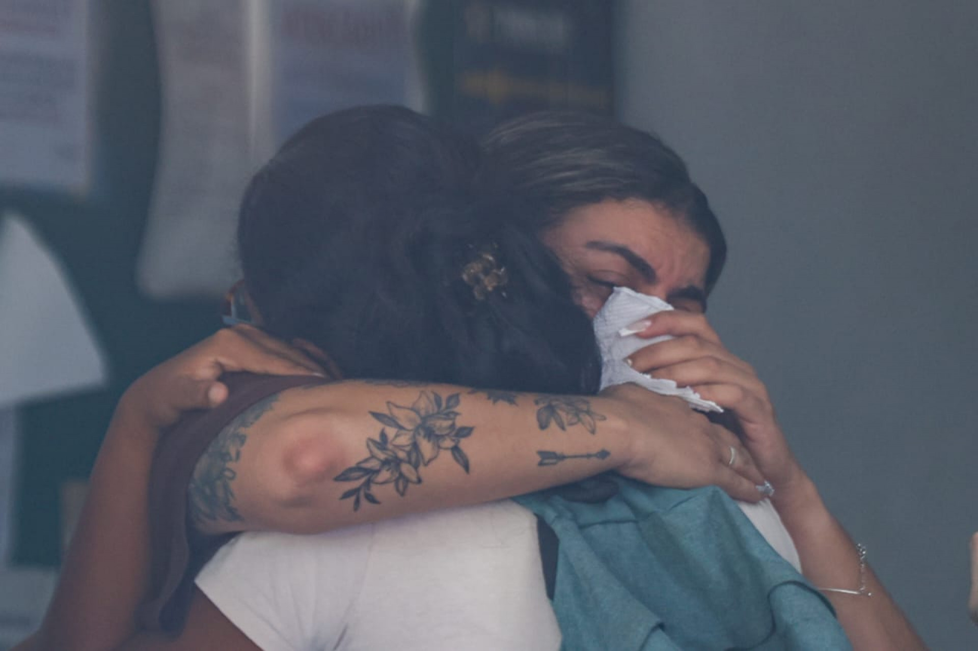 A namorada de Luís Felipe, Victoria Mendes, chorou muito no IML - Renan Areias/Agência O DIA