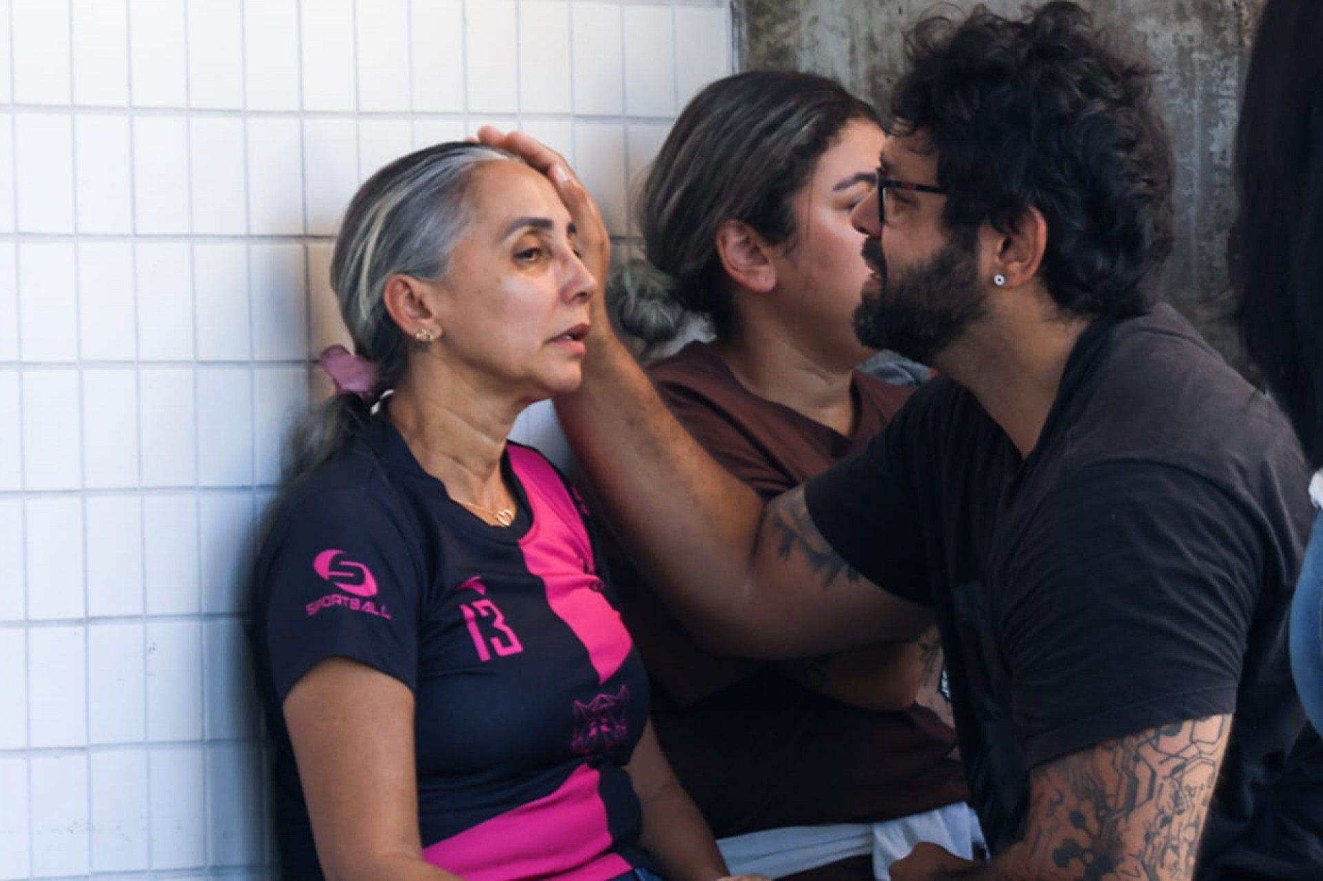 A mãe Antônia Edvania e namorada Victoria Mendes muito abaladas no IML - Renan Areias/Agência O DIA