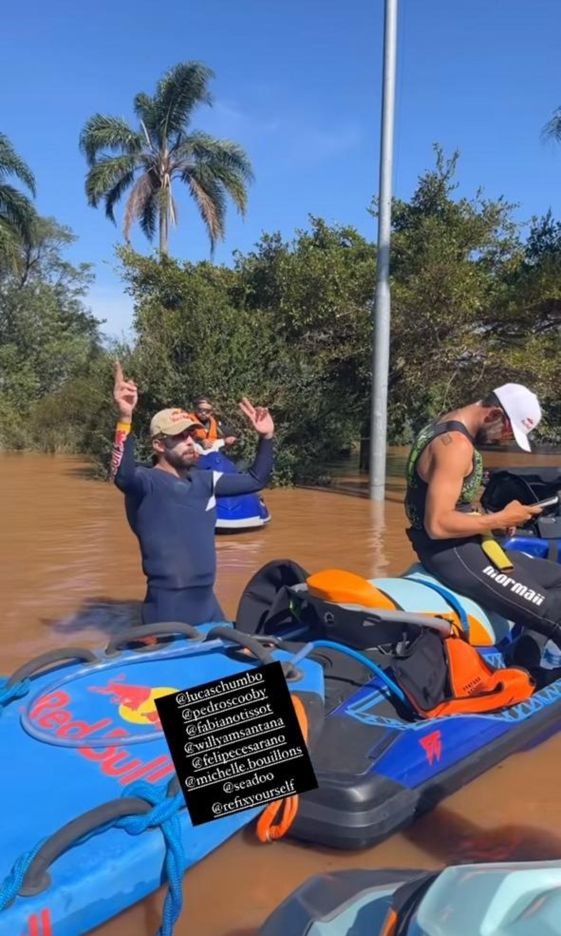 Pedro Scooby, Lucas Chumbo e outros surfistas chegam ao RS para ajudar em resgate com jet-skis
 - Reprodução / Instagram 
