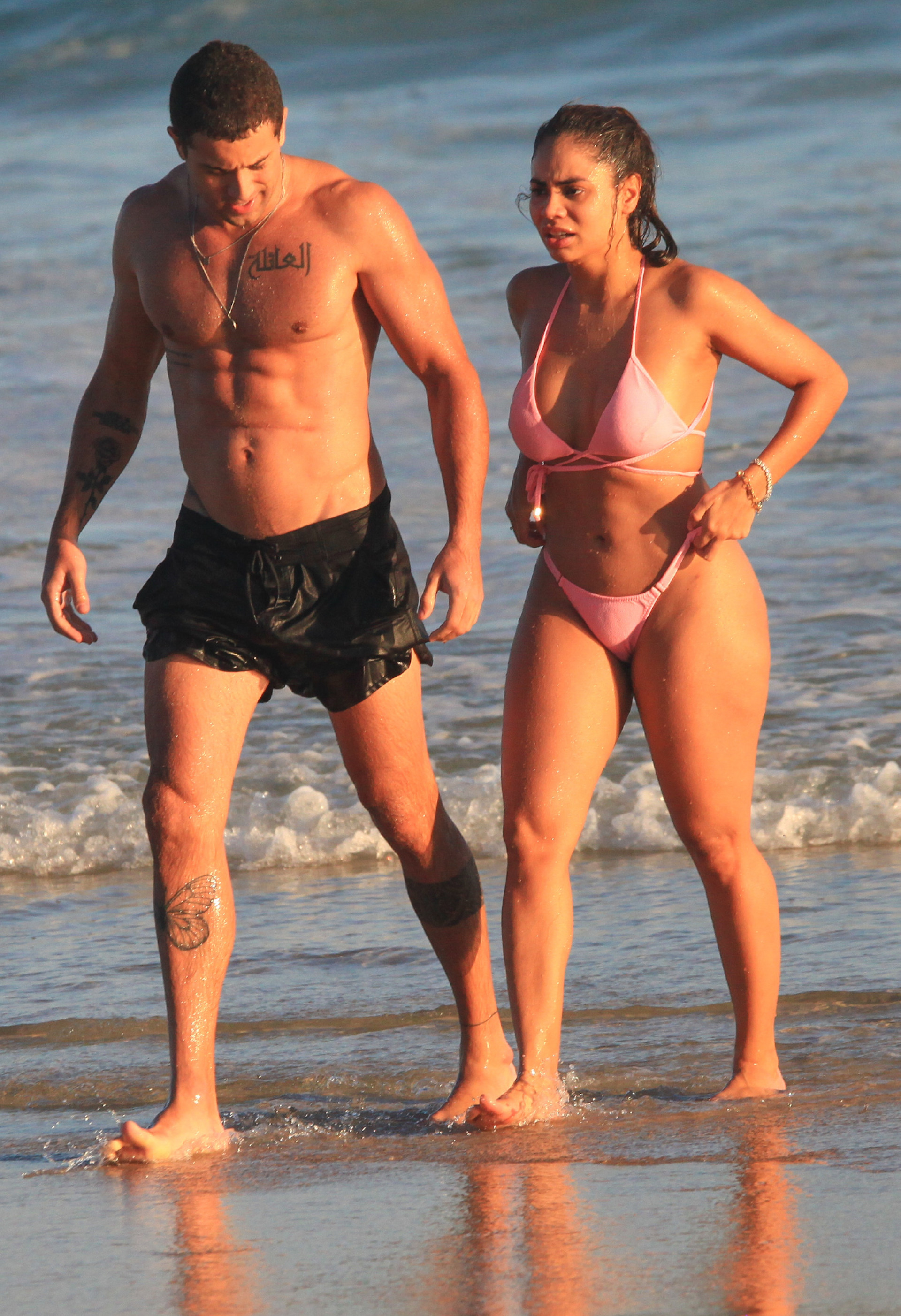 Lexa e Ricardo Vianna curtem dia de praia no Rio - Fabrício Pioyani/ AgNews