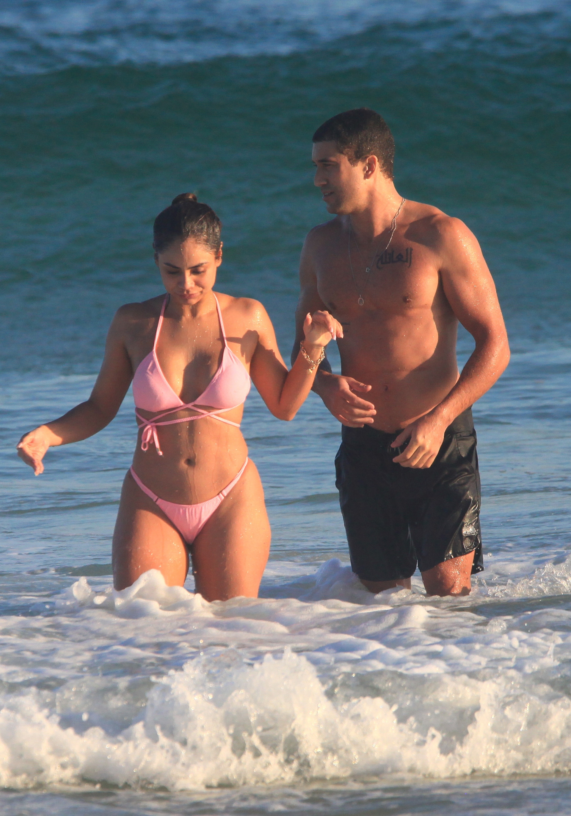 Lexa e Ricardo Vianna curtem dia de praia no Rio - Fabrício Pioyani/ AgNews