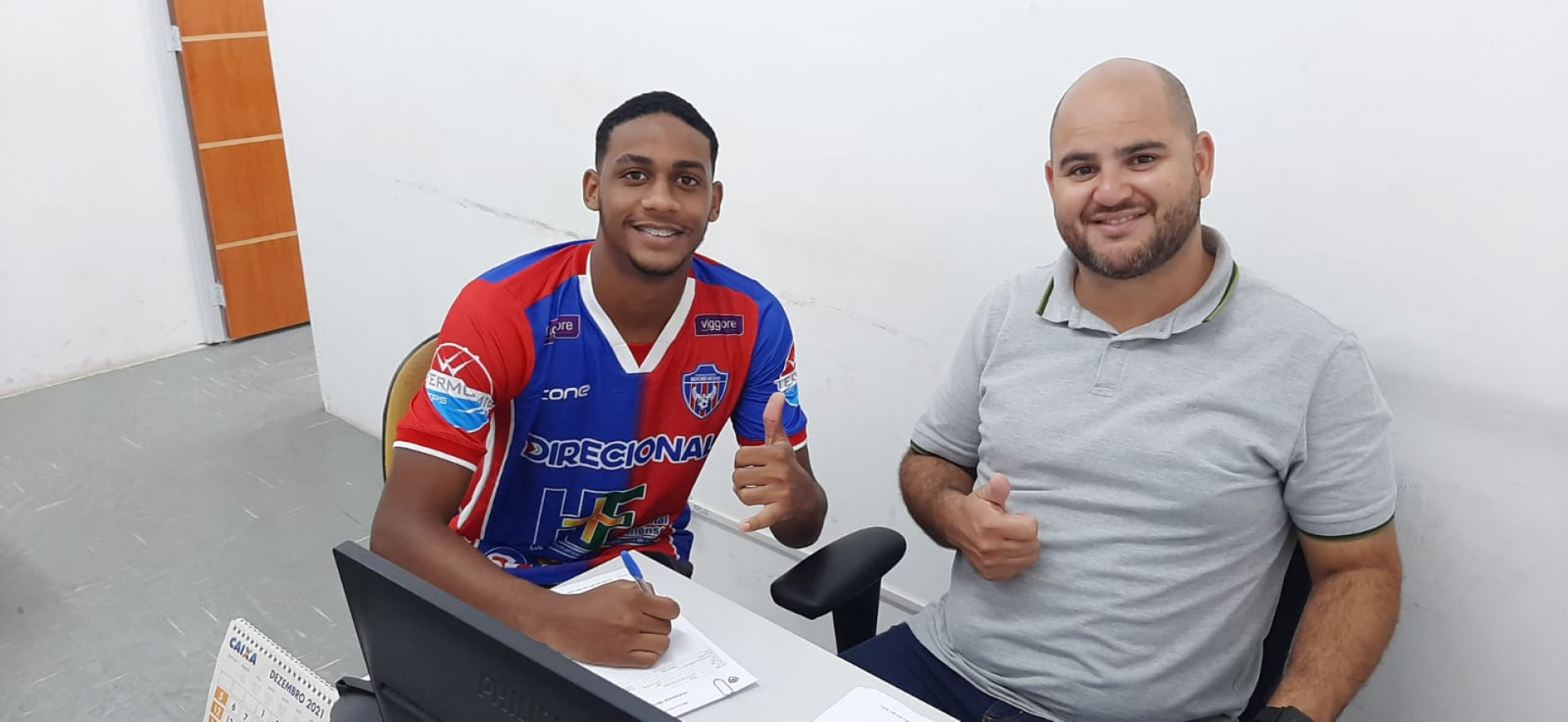 Nathan com o diretor jurídico do Belford Roxo assinando o seu primeiro contrato - Divulgação