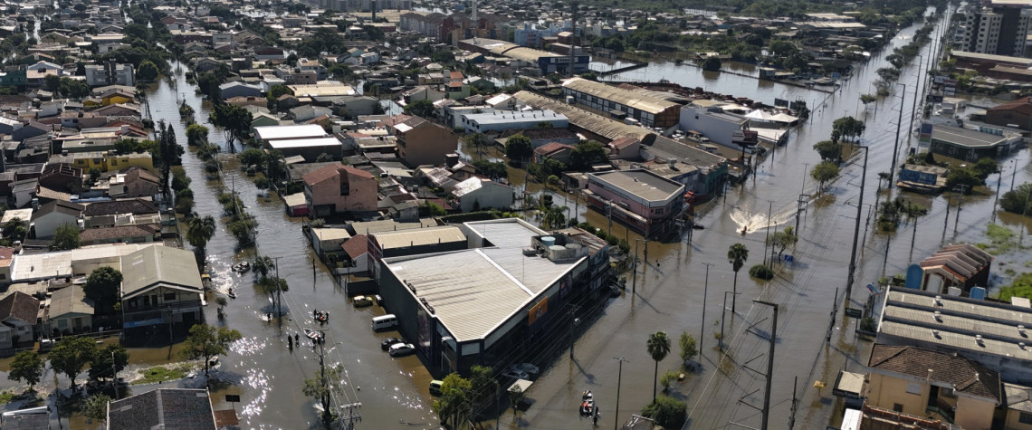 Vista aérea de ruas inundadas em Porto Alegre, RS, após tempestades  - AFP