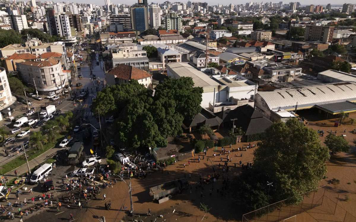 Vista aérea de ruas inundadas durante operações de resgate no bairro de São João, em Porto Alegre, RS - AFP
