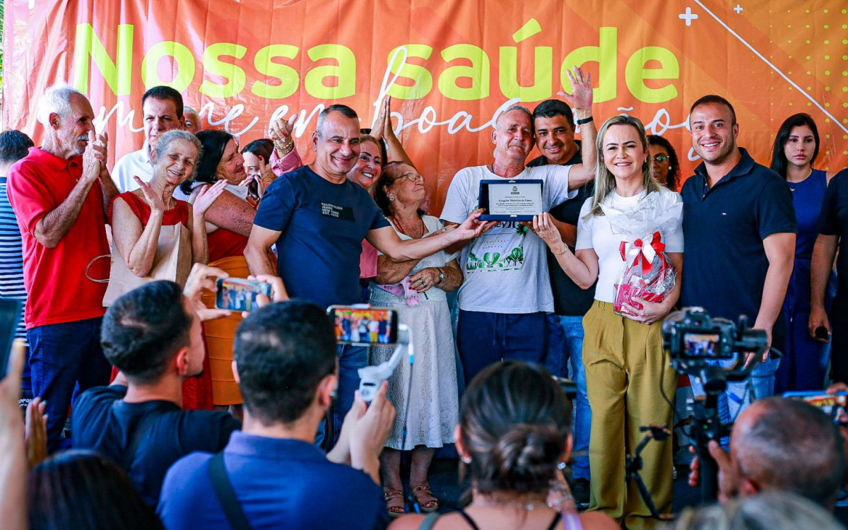 Prefeito Waguinho deputada federal Daniela do Waguinho e secretário Matheus Carneiro entregam placa à família do homenageado