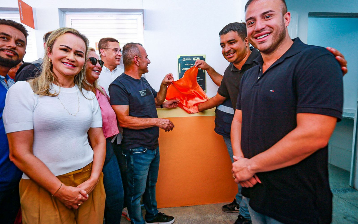 Prefeito Waguinho e vereador Julio Piu descerram a placa de inauguração da USF de Santa Teresa