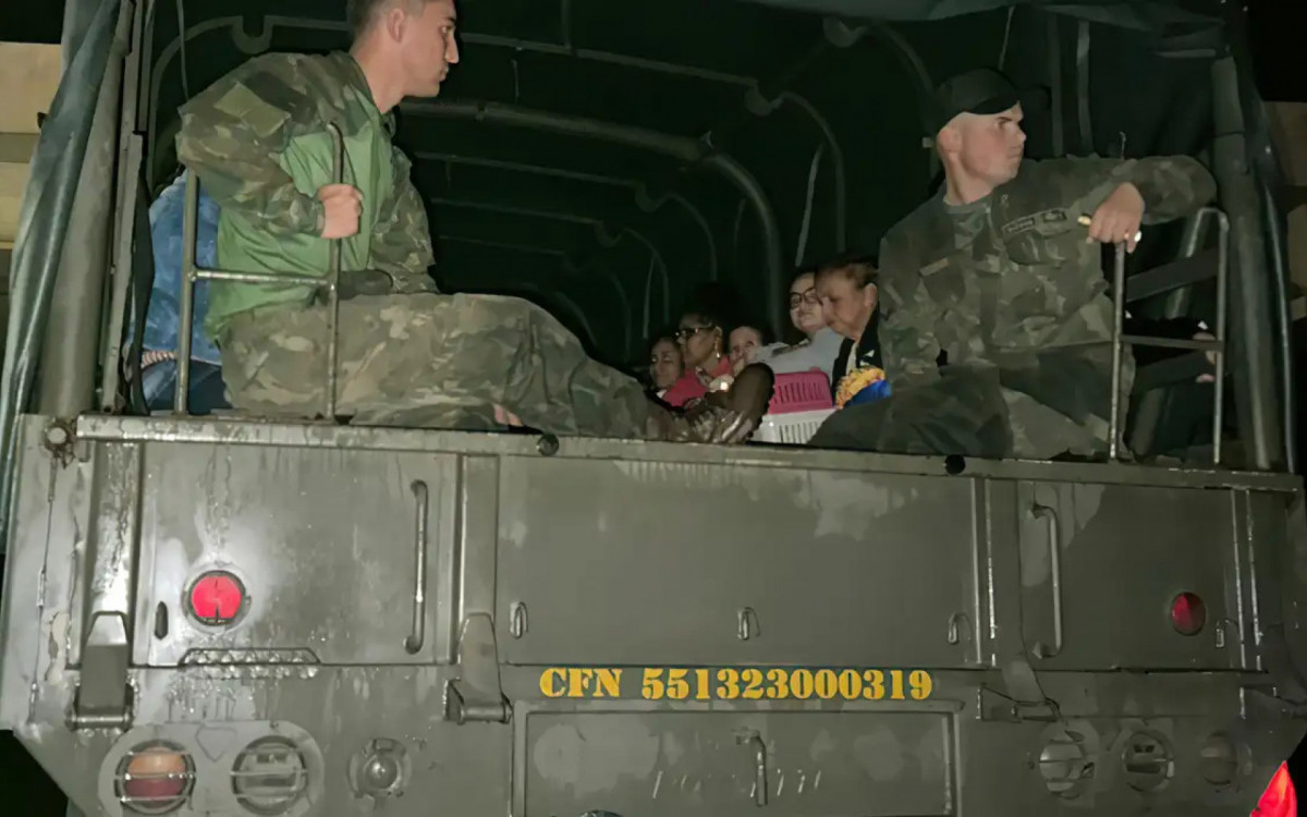 Marinha atua nas regiões afetadas pelas chuvas desde o início dos trabalhos de resgate - Reprodução