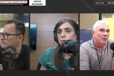 Jornalista sai de rádio ao vivo para retirar carro de rua alagada em Porto Alegre